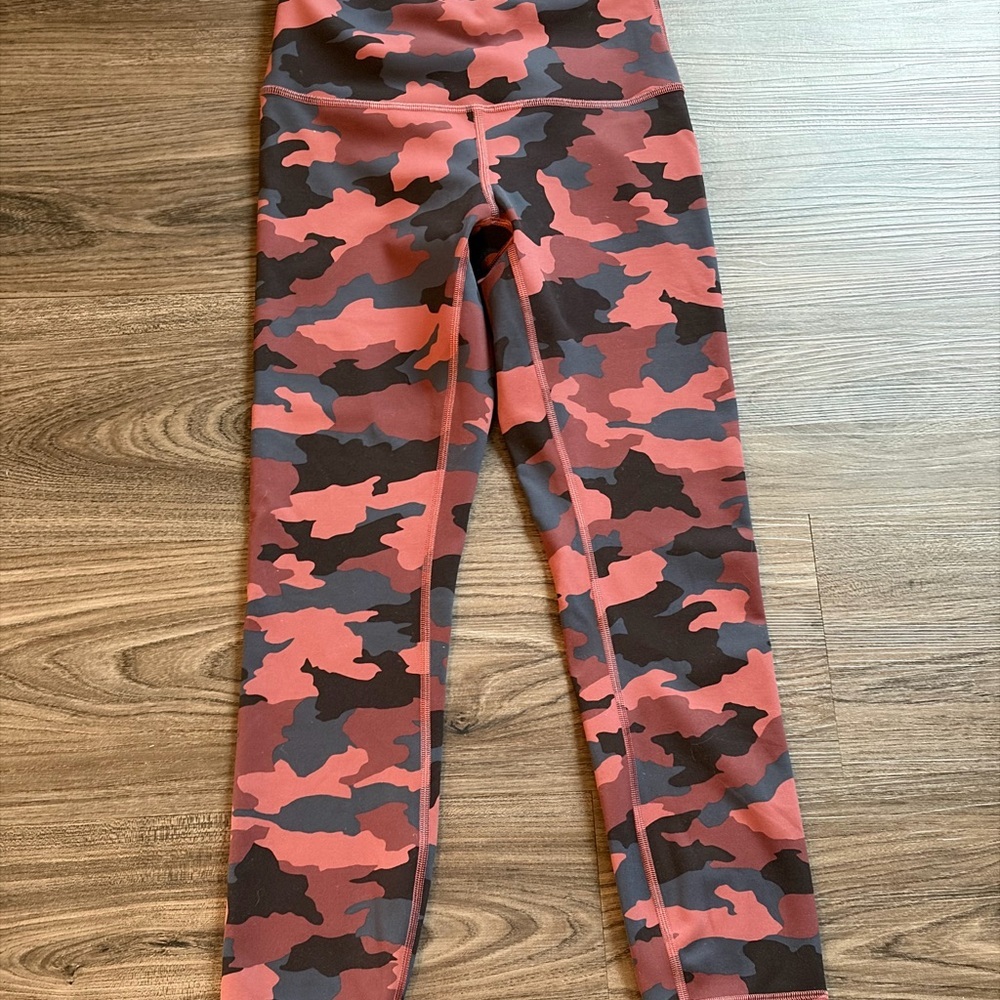 Lululemon Wunder Under High-Rise Tight 25" in Heritage Camo Smoky Red Night Sea - Picture 3 of 7